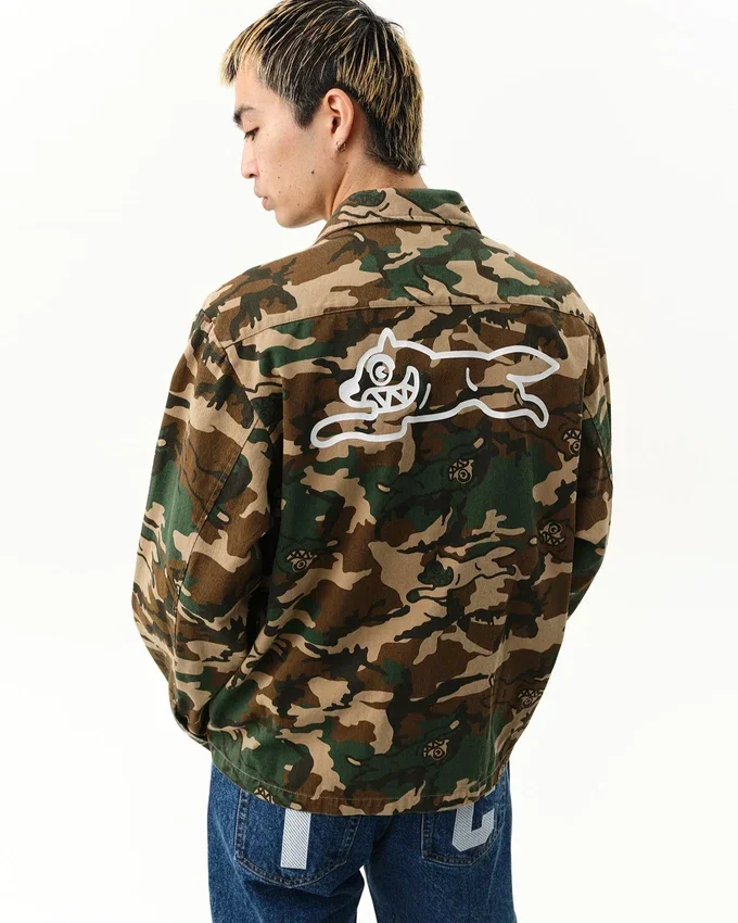 Giacca da campo mimetica boschiva con cane che corre Giacca da campo mimetica boschiva con cane che corre