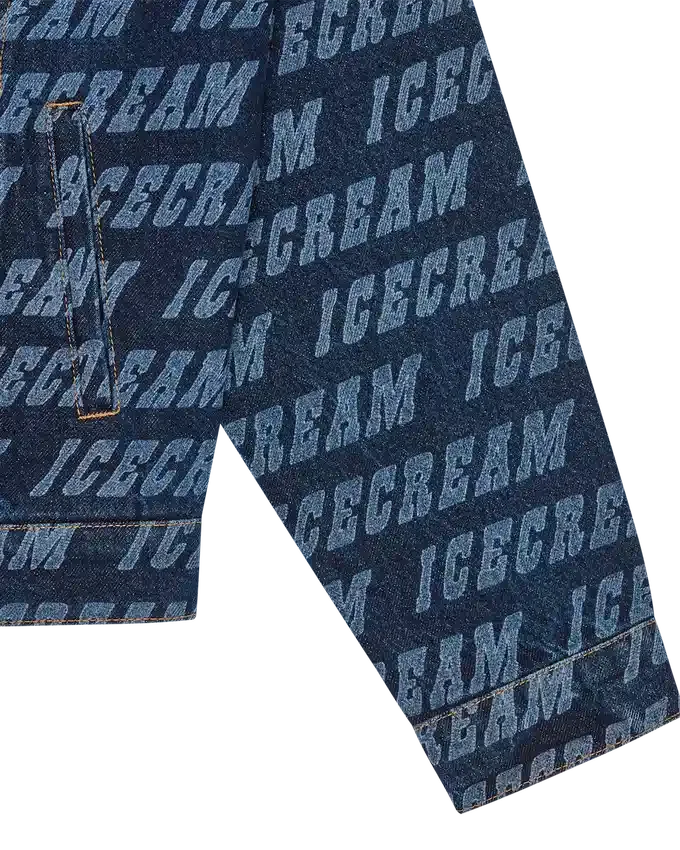 Giacca trucker in denim con logo ripetuto Giacca trucker in denim con logo ripetuto