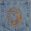 Pantaloni in denim con logo ad arco sbiadito